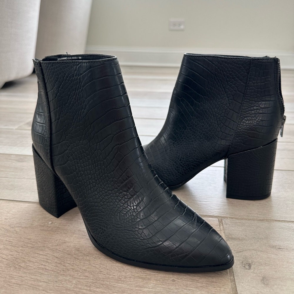 Steve Madden Black Croc Style Booties Women’s Size 9.0